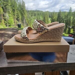 Andre Assous womens aria metallic leather espadrille wedge sandle. Size 10 nwt